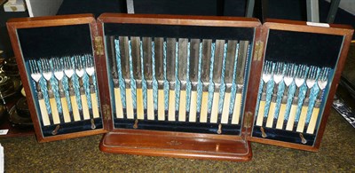 Lot 178A - A cased set of cutlery