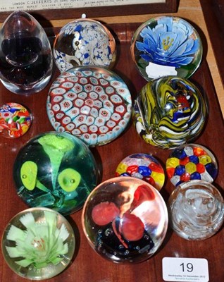 Lot 19 - Twelve paperweights