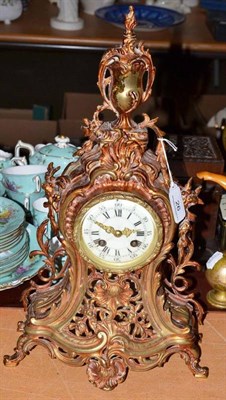 Lot 26 - A gilt metal striking mantel clock