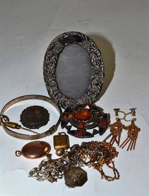 Lot 99 - A sapphire and diamond horseshoe pin, a Scottish brooch, a photograph frame, assorted lockets...