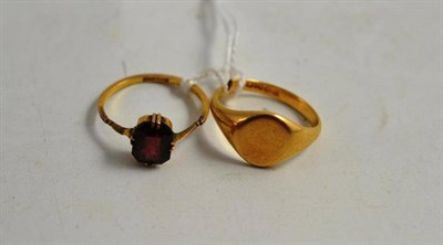 Lot 262 - An 18ct gold ring and another (2)