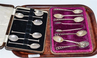 Lot 359 - A set of six silver teaspoons and tongs, cased, and six silver seal top teaspoons