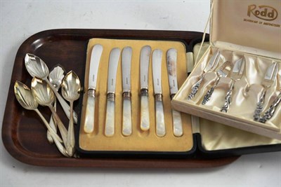 Lot 366 - Six silver grapefruit spoons, a set of cake forks and fruit knives, cased