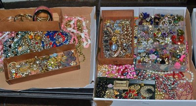 Lot 391 - A large quantity of costume jewellery