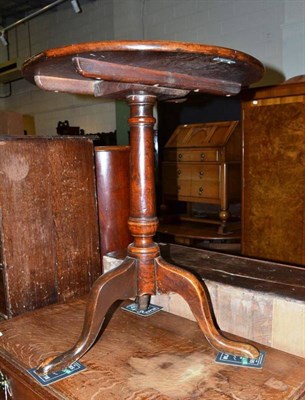 Lot 523 - An oak flip-top tripod table