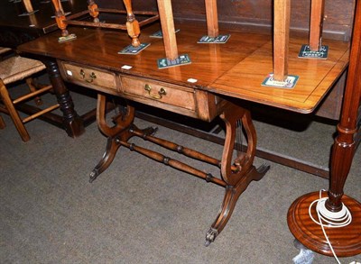 Lot 528 - Reproduction mahogany sofa table