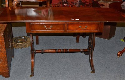 Lot 709 - A reproduction mahogany sofa table