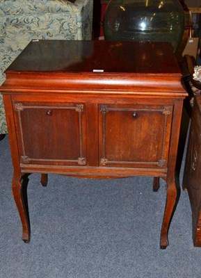 Lot 711 - Royal' mahogany cased record player and quantity of 78rpm records