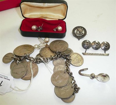 Lot 189 - A small quantity of jewellery, including a coin bracelet, a silver brooch, a silver napkin...