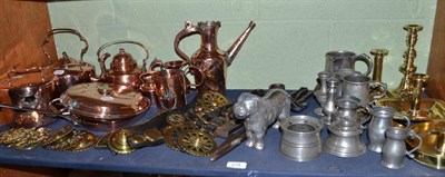 Lot 214 - Pewter tankards, copper and brass on a shelf