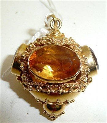 Lot 341 - A citrine set pendant stamped '750'