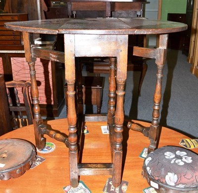 Lot 453 - Small oak drop leaf gate leg table