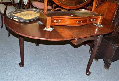 Lot 467 - A mahogany drop leaf table