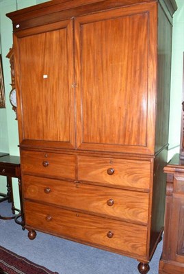 Lot 551 - 18th century mahogany linen press