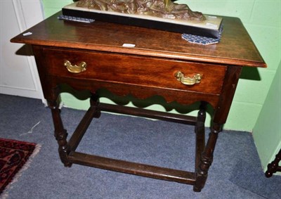 Lot 554 - An oak side table with turned legs