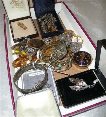 Lot 83 - A mixed lot of jewellery including marcasite, brooches etc