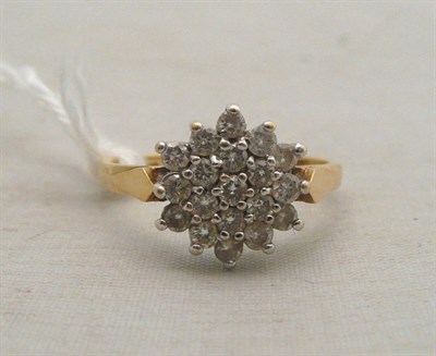 Lot 98 - An 18ct gold diamond cluster ring