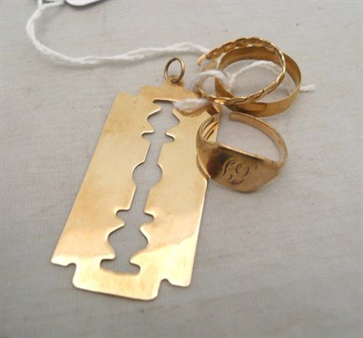 Lot 106 - Three 9ct gold rings and a razor pendant
