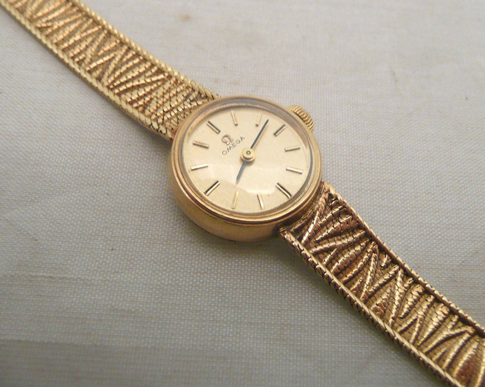 Lot 116 - A lady's 9ct gold wristwatch