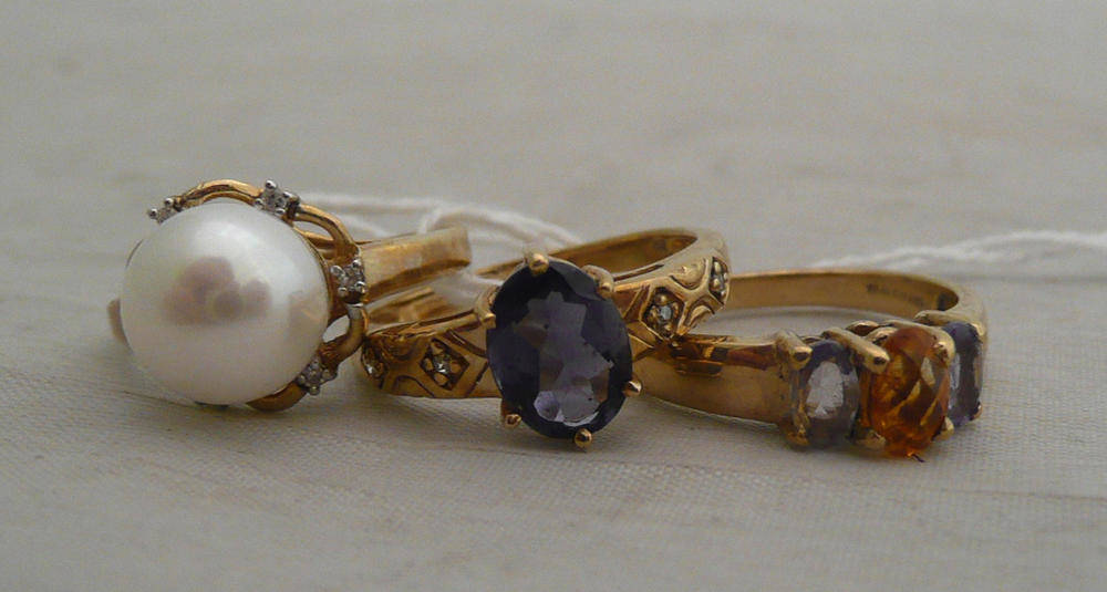 Lot 251 - A 9ct gold cultured pearl ring and two 9ct gold stone-set rings