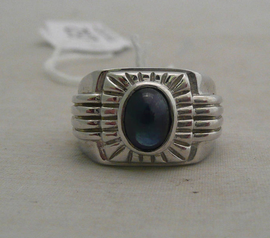 Lot 252 - A cabochon sapphire-set white ring stamped '9K'