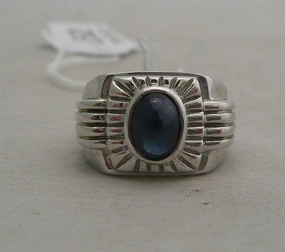 Lot 252 - A cabochon sapphire-set white ring stamped '9K'