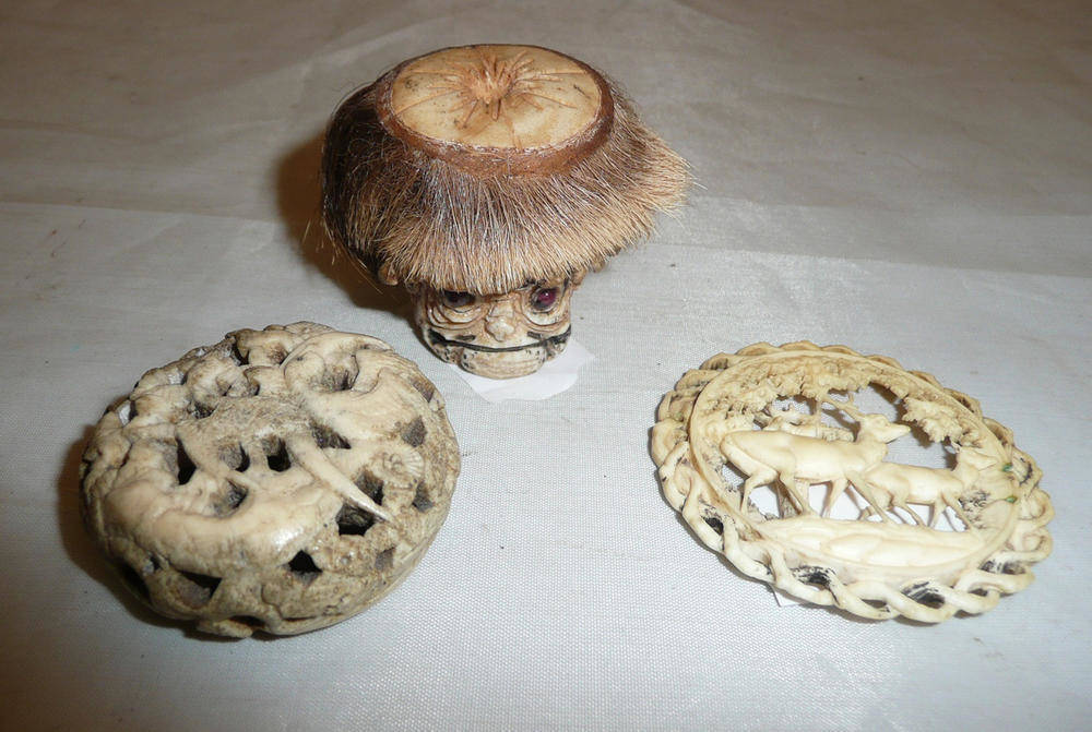 Lot 256 - Carved horn head netsuke, bone brooch and a carved bone roundel