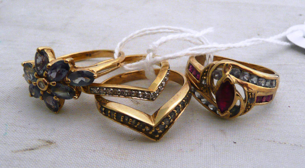Lot 262 - Two 9ct gold wishbone rings and two cluster rings