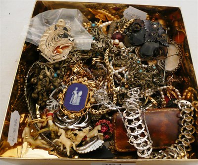 Lot 361 - Box of costume jewellery