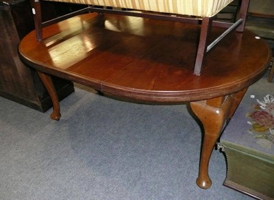 Lot 577 - Queen Anne-style cabriole leg table with one leaf