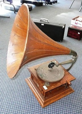 Lot 1137 - An Oak Cased 'Junior Monarch' Horn Gramophone by The Gramophone Company Ltd, London, serial...