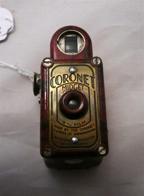 Lot 1186 - A Coronet Midget Camera, in mottled red bakelite