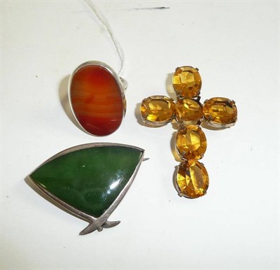 Lot 67 - An agate ring, a brooch and a cross brooch