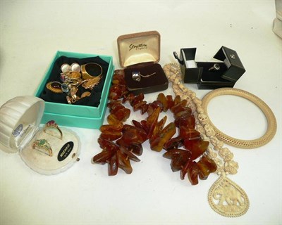 Lot 77 - A collection of assorted jewellery