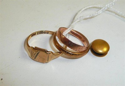 Lot 84 - Two 9ct gold band rings, a 9ct gold signet ring and a button