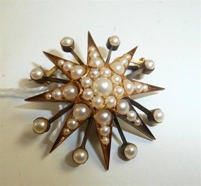 Lot 101 - A split pearl set star brooch
