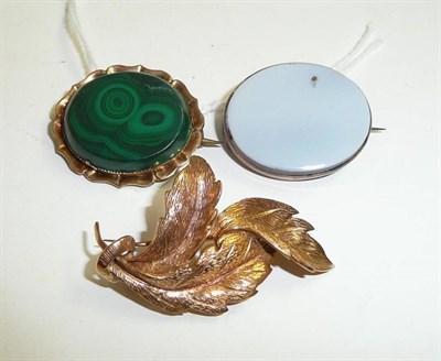Lot 104 - A 9ct gold leaf spray brooch, a malachite brooch and an agate brooch (3)
