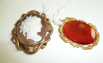 Lot 105 - A cameo brooch and an agate brooch (2)