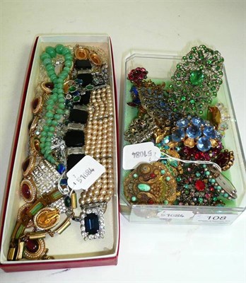 Lot 108 - A quantity of costume jewellery including 1920's paste brooches, paste necklaces, a mock...