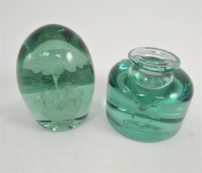 Lot 124 - A Victorian glass dump and a glass inkwell (stopper missing) (2)