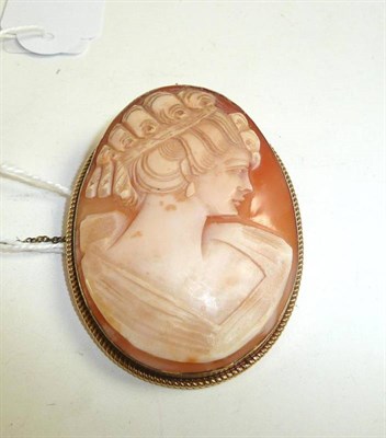 Lot 225 - A 9ct gold cameo brooch