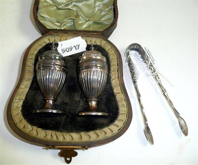 Lot 230 - Cased pair of silver pepperettes and a pair of sugar nips