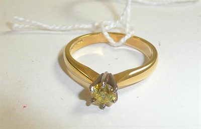 Lot 300 - An 18ct gold yellow diamond solitaire ring