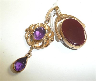 Lot 319 - A 9ct gold swivel fob and an amethyst pendant