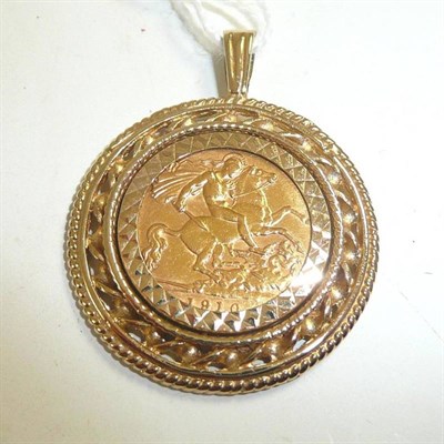 Lot 320 - A 1910 half sovereign, loose mounted as a pendant