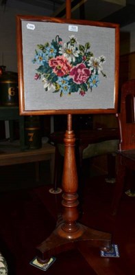 Lot 522 - A Victorian polescreen