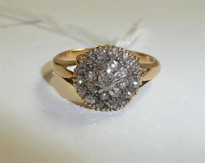 Lot 325A - A diamond cluster ring