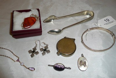 Lot 19 - An amethyst and opal necklace (opal cracked), an amber pendant on chain, a blue john brooch, a pair