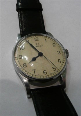 Lot 22 - A gent's military wristwatch signed Omega