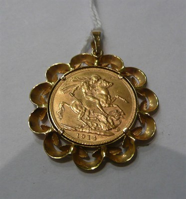 Lot 27 - A 1914 full sovereign coin loose mounted in a 9ct gold pendant frame
